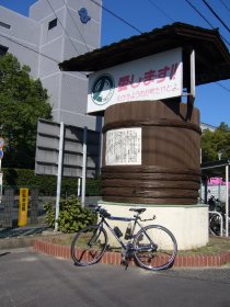 武豊町役場前・味噌樽